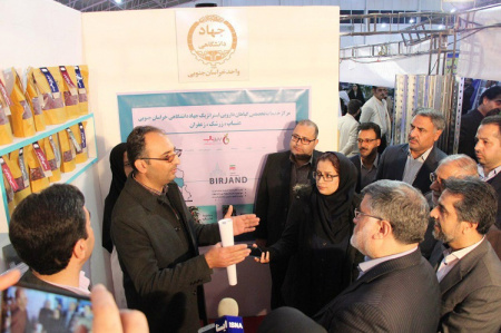بازدید استاندار خراسان جنوبی از غرفه جهاددانشگاهی در نمایشگاه اشتغال و کارآفرینی استان