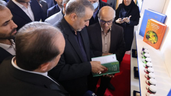 بازدید استاندار خراسان جنوبی از غرفه جهاددانشگاهی در نمایشگاه پژوهش